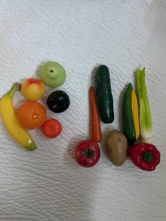 Life-sized plastic fruits and vegetables 1