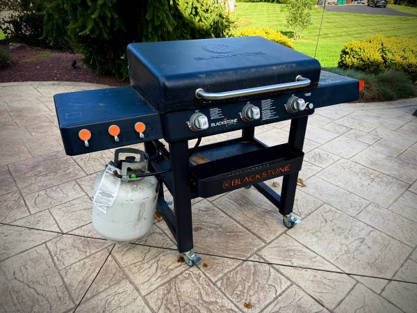 Blackstone 3-Burner Griddle With Cover and Propane Tank