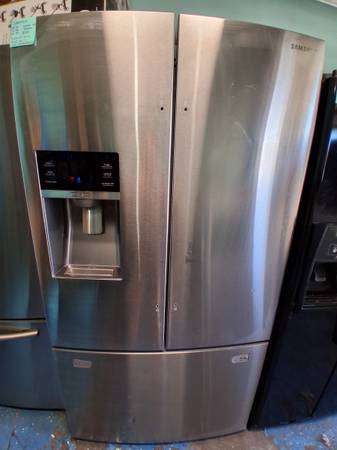 Refrigerator Samsung does have handles 1