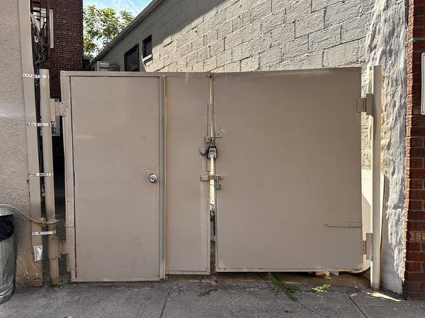 $400 / 380ft2 - $400  extra long gated parking spot (Greenpoint)63945498777603124