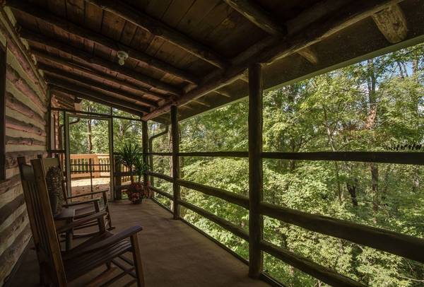 $145 / 2br - Old World Swiss Cabin Nestled In The Woods (Little Switzerland Rd Knoxville, TN)64148840300546123
