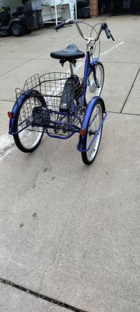 Triciclo eléctrico de tres ruedas - $650 (BROOKLYN PARK)62956363814147122