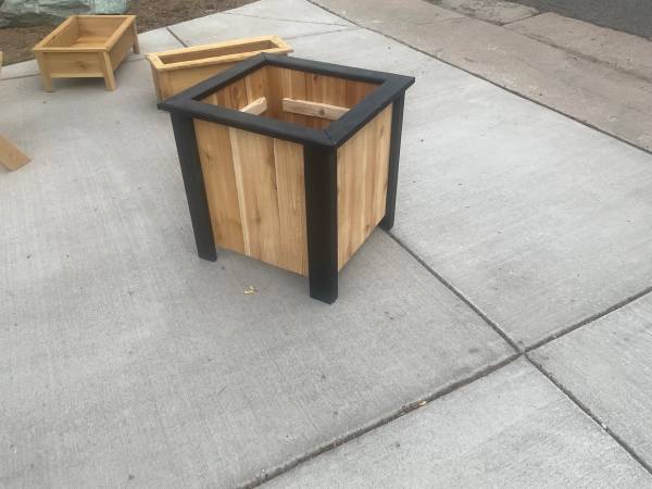 24 inch Cedar Planter Box 1
