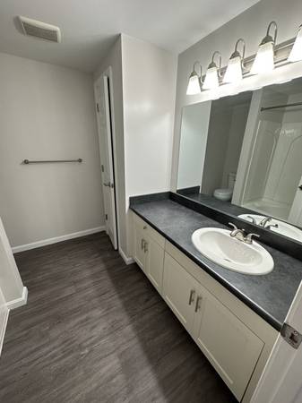$2,450 / 2br - 1040ft2 - Secure Access, Garage, Dog Park (180 Woodbury St, Manchester, NH)63656212311939123