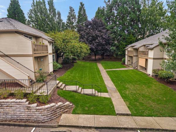 $1,679 / 2br - 800ft2 - Comfort and Community | First Month Rent FREE! | Parking & W/S/G FREE! (Clackamas Town Center)63820763285377122