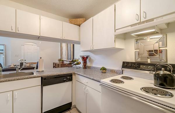 $1,460 / 2br - 1100ft2 - Cozy 2BD w/ Vaulted Ceilings, Sunroom, & W/D! Stop by Today! (River Ridge)63792268815107121
