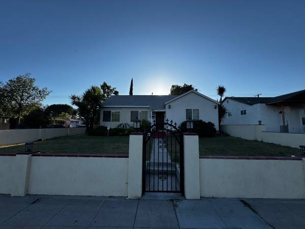 $1,149,000 / 2br - 1085ft2 - Burbank Home For Sale Vintage house with modern upgrades. (Burbank)63812198975363123