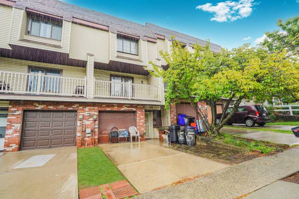 $599,000 / 3br - Single Family Attached (Huguenot)63684763139457120