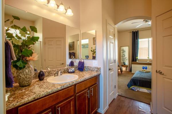 $1,725 / 2br - 965ft2 - Convenient full size washer/dryer in your new 2 bed, 2 bath! (Tucson - The Loop)63674912103041122