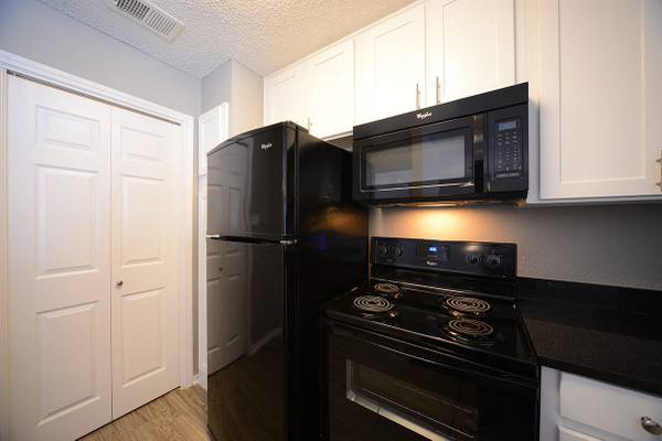 $1,280 / 2br - 925ft2 - Persianas para ventanas, a minutos del lago White Rock, cancha de tenis (9707 Walnut Hl Ln, Dallas, TX)63846411606017124
