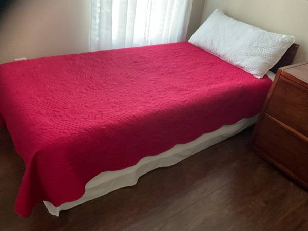 Bed with 39-inch mattress 1