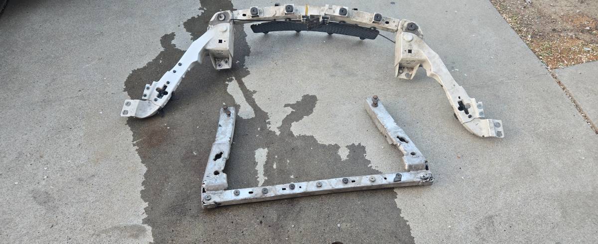 Maserati Ghibli 2017 Lower Radiator supports Set
