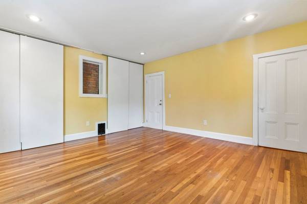 $3,600 / 3br - Near Longwood Are-3 bed/1 bath Duplex with 2 off street parking spots (Brookline)63828338968193124