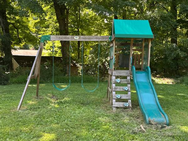 Great Condition Backyard Discovery Buckley Hill Cedar Wood Swing Set 1