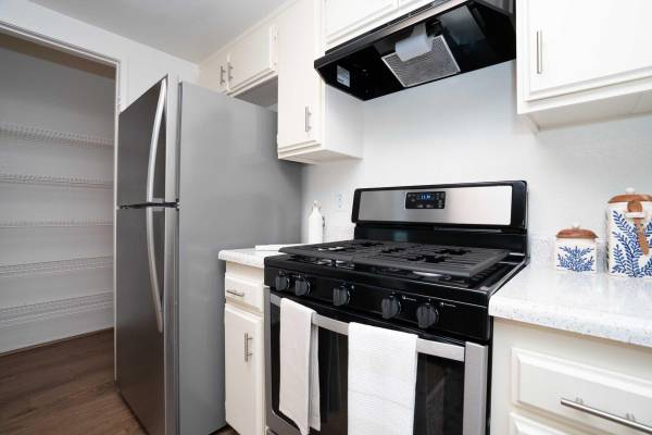 $2,069 / 1br - 628ft2 - 1 Bed, Expansive Sunbathing Areas, Picnic Tables (27303 N. Sara St., Los Angeles, CA)63912984288258121