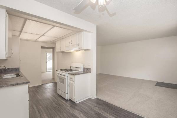 $2,130 / 1br - 687ft2 - Easy Access to the 5 Freeway, Assigned Carports, Gated Access (Near Old Town Tustin)64027919553026122