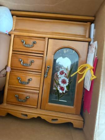 Vintage jewelry box 1