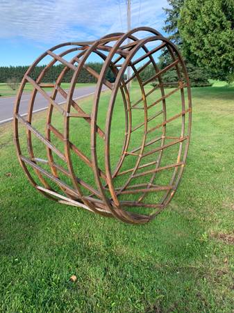 HD fabricated Round bale feeder 1