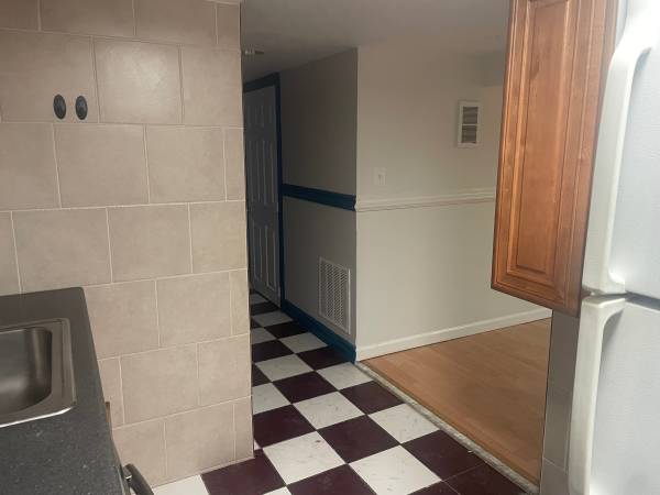 $1,280 / 2br - 980ft2 - Basement Apt for rent near Tysons corner (Near Tyson's Corner)64040028635907121