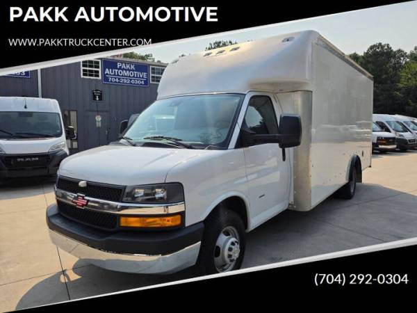 2022 Chevrolet Express 3500 17ft