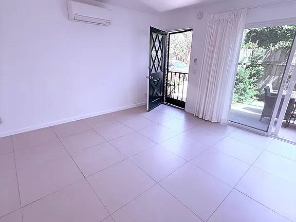 $1,500 / 400ft2 - Your Dream Beachfront Bungalow Awaits in Marina del Rey Peninsula!63667975556867120