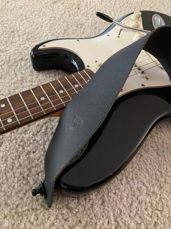 GUITARRA ELÉCTRICA JOHNSON STRAT STYLE NEGRO Y BLANCO CON BARRA DE ESTRÉS Y CORREA - $125 (los gatos)63471479439875124
