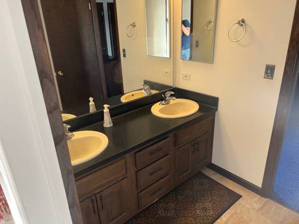 $1,400 / 2br - House to share in Oak Brook, 2 Bedroom suite with private bath (Oak Brook  I88 & Midwest Rd)63898599905027122
