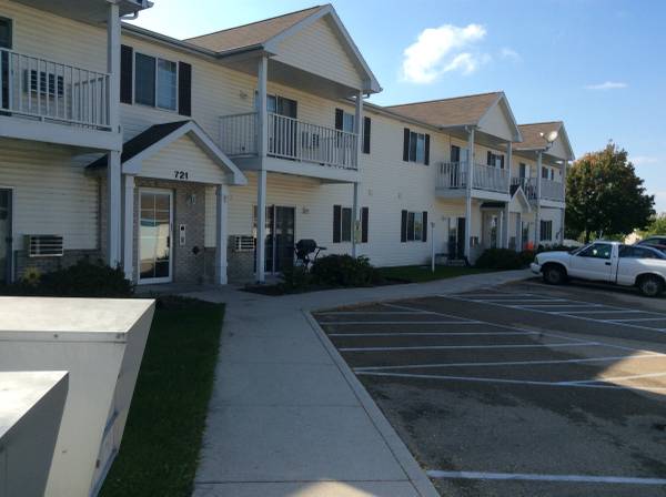 $995 / 3br - 1050ft2 - 3 B/R...1-1/2 Bath Cambridge Court Apts. Pre-3 (723 Vogt Lane, Chilton WI.)63813311781121124