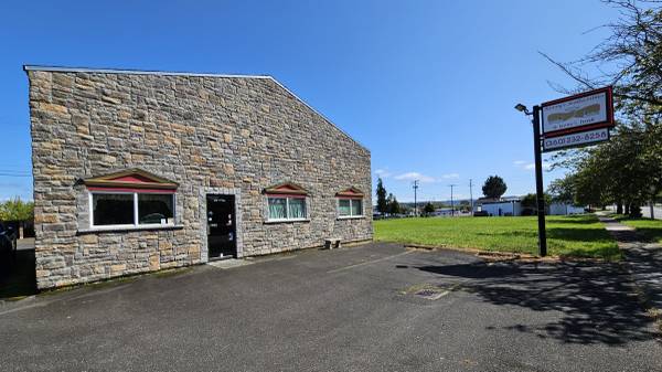 $2,000 / 2000ft2 - Price Reduced! Retail/Office Building for Lease! (Longview)64218942995715120