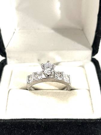 Nuevo anillo de boda de plata de ley con circonia cúbica (diamantes C). Talla - $48 (Vacaville)63471043367171121