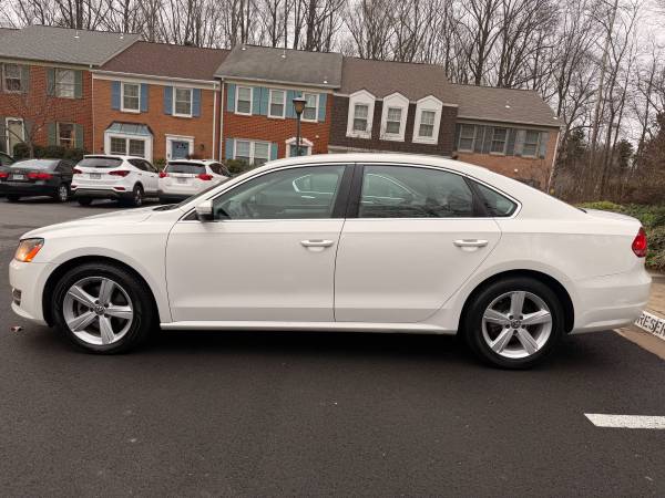 2013 Volkswagen Passat SE con techo solar y navegación [Excelente estado] - $8,00063616603378049124