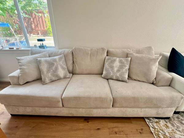 Couch with 4 cushions. 1