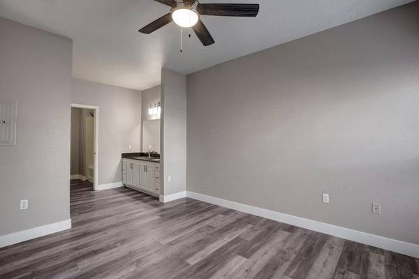 $2,580 / 2br - 1240ft2 - Relaxing Hot Tub, Sparkling Pool, Private Patio/Balcony (Pocket-Greenhaven Sacramento)64043664751362121
