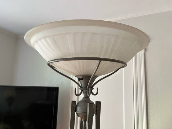 Lámpara de pie metálica: muy estable y resistente - $40 (Arlington Heights)63438975218947122