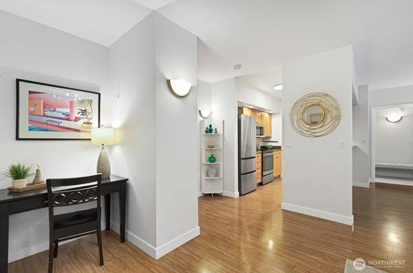 $1,922 / 2br - 1080ft2 - Well designed 2 bedroom home in North Admiral (Seattle)63929302729987121