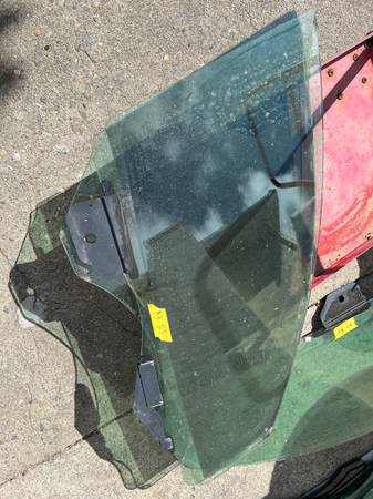 Right front door glass Tesla model y 1