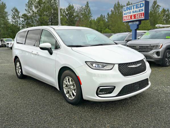 2023 Chrysler Pacifica Touring L Van 4D 1