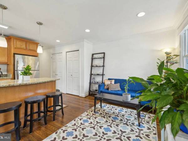 $1,500 / 2br - 890ft2 - “Alexandria close‑in 2 br/2 ba no‑HOA Murphy‑bed 890 sq ft VTIC (Potomac West || 1.4 Miles To George Washington Middle School)63958908929154122