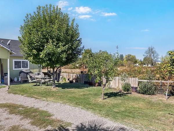 $360,000 / 4br - 1758ft2 - Beautifully Updated Home with Gourmet Kitchen & Double Family Rooms! (Medford)64318775845377122