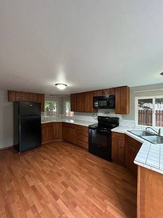 $1075.00 / 3br - 1280ft2 - This three-bedroom, one bathroom home has a two car garage and a massi63956648096770124