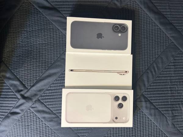 3 Apple iphone 17’s (empty) boxes 1