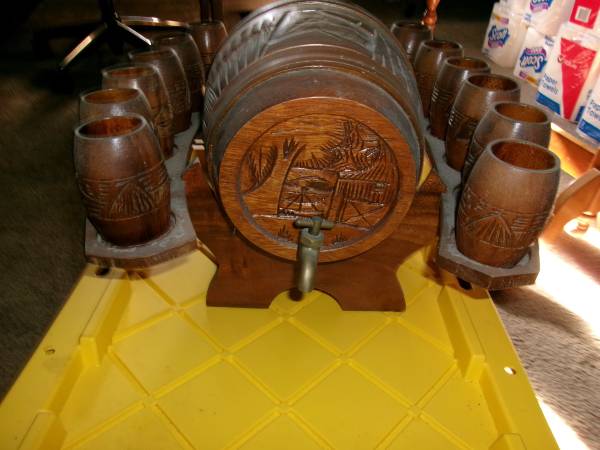 wooden drinking keg with 8 cups 1
