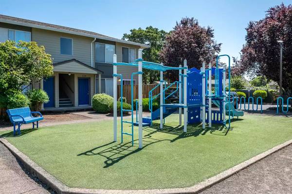 $1,549 / 2br - 775ft2 - Near major public transit and buslines! Great for commuters! (Gladstone/Milwaukie - Close to shopping & local restaurants!)63672547226883124
