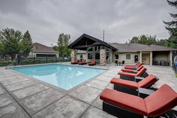 $2,179 / 2br - 1099ft2 - Área de comedor formal, zona de juegos, puertas interiores blancas de 6 paneles63852482166145121