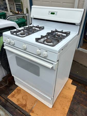 Gas range, in good working condition 1