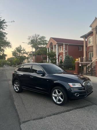 Audi q5 2017 year - $8,999 (Brooklyn)63654724495363123