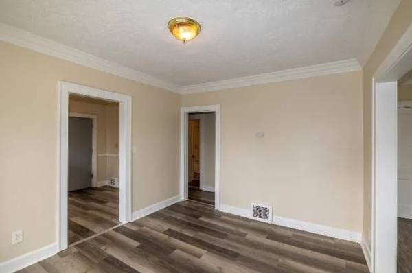 $650 / 2br - Welcome to this charming duplex located on Cleveland's East Side! (Cleveland, OH)63907493252099123
