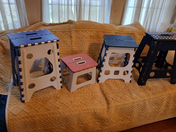 FOLDING STEP/SITTING STOOLS 1