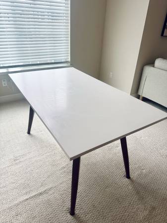 White Dining Table in Excellent Condition 1
