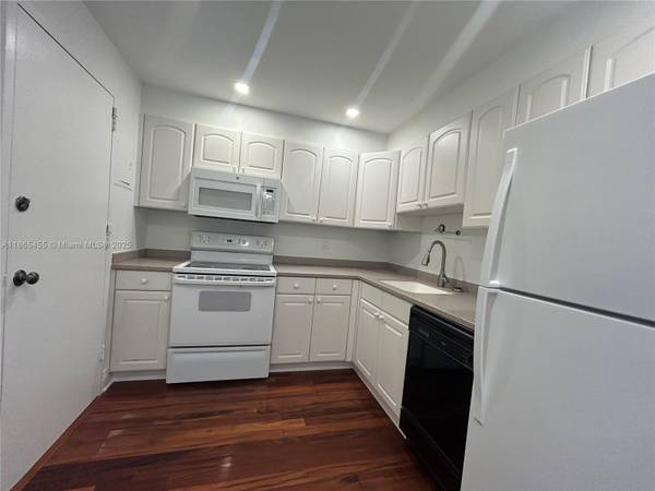 $2,100 / 1br - FABULOUS AND AMAZING 1 BED 1 BATH UNIT (HALLANDALE)63906442261507120
